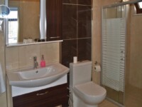 ©Hotel Hugo Altinoluk bathroom with shower and toilet ©Hotel Hugo Altinoluk bathroom with shower and toilet