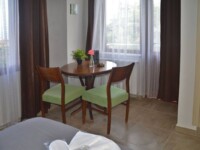 ©Hotel Hugo Altinoluk room with chairs and table ©Hotel Hugo Altinoluk room with chairs and table