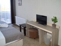 ©Hotel Hugo Altinoluk room with flat-screen-tv ©Hotel Hugo Altinoluk room with flat-screen-tv