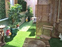 ©Hotel Hugo Altinoluk Zimmer mit Terrasse und Sitzgelegenheit